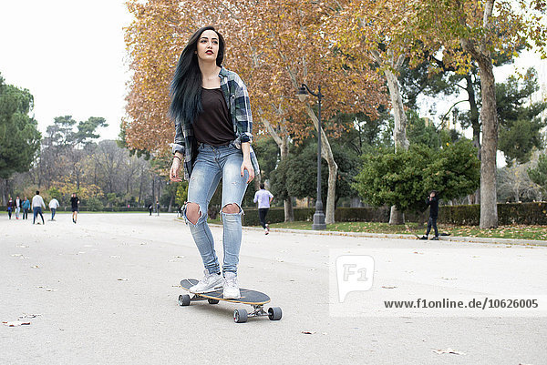 Spanien  Madrid  junge Frau Longboarding