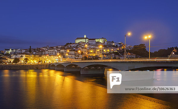 Portugal  Coimbra  historische Altstadt  Mondego Fluss und Brücke Santa Clara am Abend