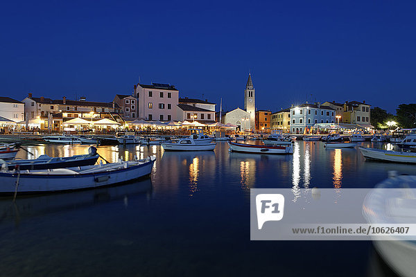 Kroatien  Istrien  Fazana  Hafen bei Nacht