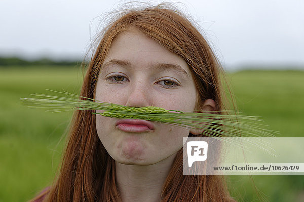 Porträt eines jungen Mädchens mit Gerstenschnurrbart