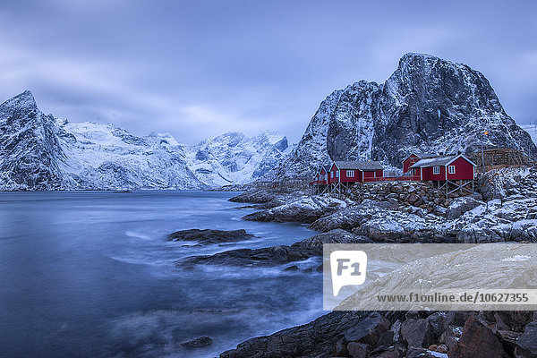Norwegen  Lofoten  Hamnoy Island  Fischerhütten bei Sonnenaufgang