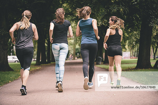 Vier Frauen joggen im Park