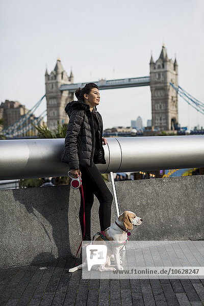 UK  London  Frau und ihr Hund entspannen in der Stadt