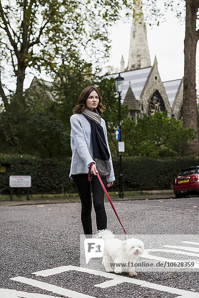 UK  London  junge Frau geht mit ihrem Hund spazieren
