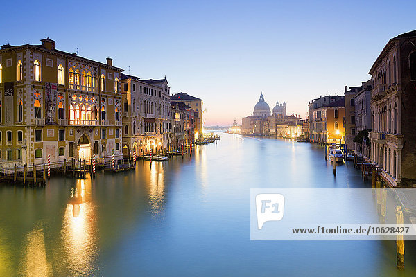 Italien  Venedig  Blick von der Accademia-Brücke auf den Canal Grande und der Basilika Santa Maria della Salute auf Dorsoduro