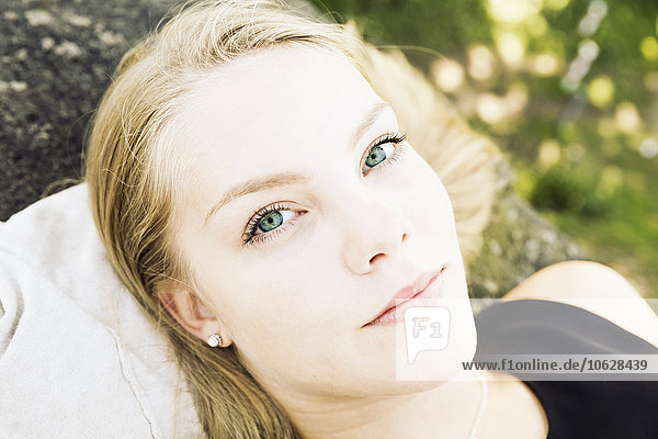 Porträt eines blonden Mädchens mit grünen Augen