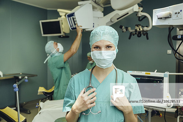 Porträt einer lächelnden Chirurgin im Operationssaal