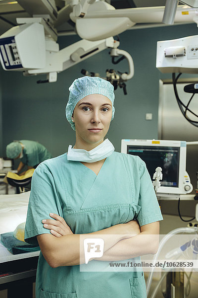 Porträt der OP-Schwester im Operationssaal