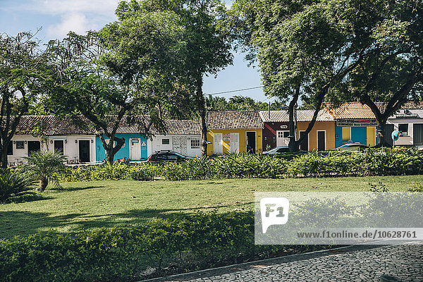 Brasilien  Arraial d'Ajuda  Blick auf Einfamilienhausreihe