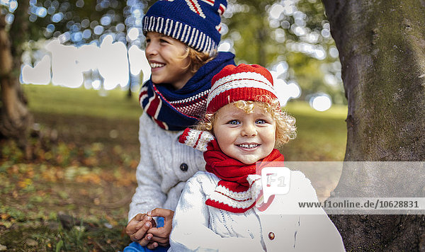 Porträt von zwei blonden Jungen in modischer Strickmode im Herbst