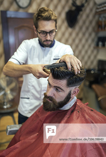 Friseur Haarschneiden eines Kunden