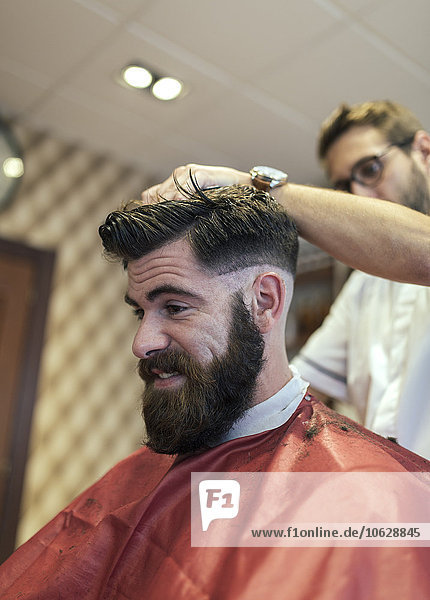 Friseur Haarschneiden eines Kunden
