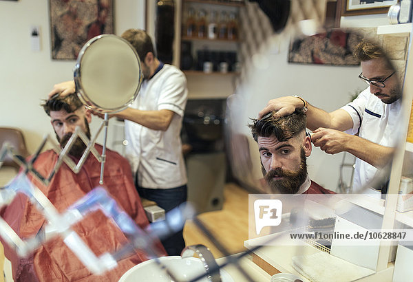 Spiegelung des Friseurhaares eines Kunden