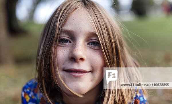 Porträt eines lächelnden Mädchens mit Sommersprossen
