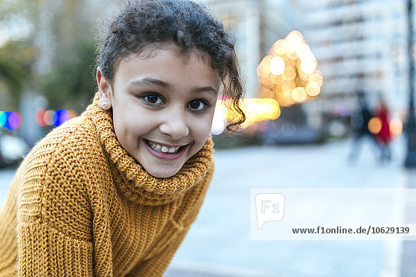 Porträt eines lächelnden kleinen Mädchens mit Rollkragenpulli