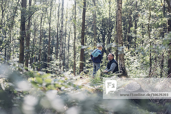 Deutschland  Sachsen  lächelnder Mann mit Junge im Wald