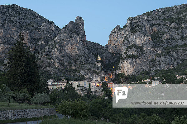 Frankreich  Alpes-de-Haute-Provence  Blick auf das Dorf Moustiers-Sainte-Marie am Abend