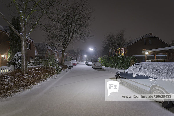 Deutschland  Hamburg  Schnee im Wohngebiet bei Nacht
