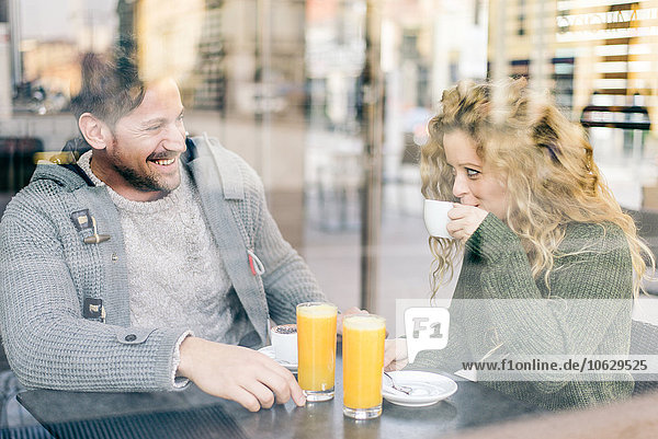 Italien,  Mailand,  verliebtes Paar,  das in einem Café sitzt und Spaß hat.