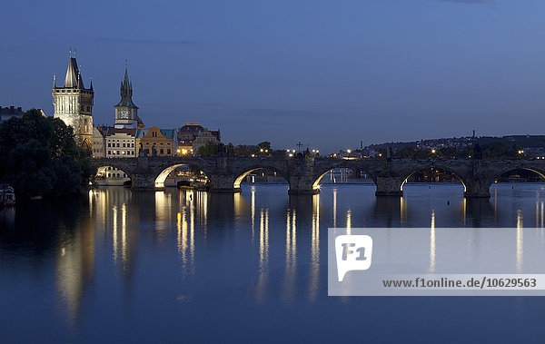 Tschechien  Prag  Blick auf Karlsbrücke und Altstadtbrückenturm bei Dämmerung
