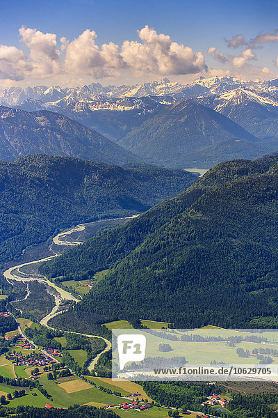 Deutschland  Bayern  Luftbild von Lenggries mit Isar und Alpen
