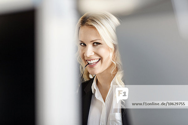 Porträt einer lächelnden blonden Frau im Büro