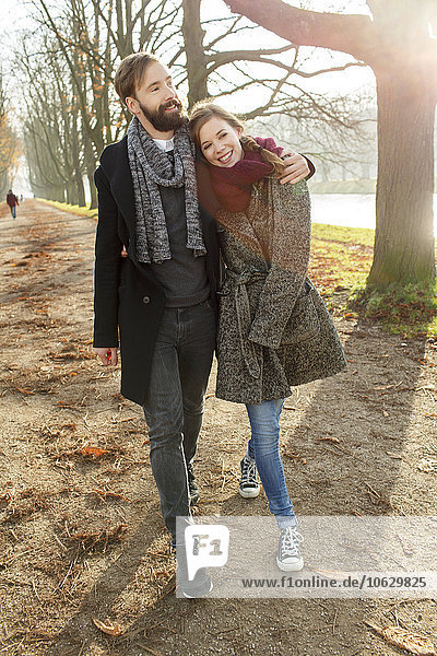 Glückliches Paar beim Spaziergang im Herbst