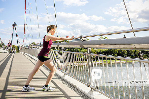 Deutschland  Frankfurt  Nachwuchssportler auf der Brücke