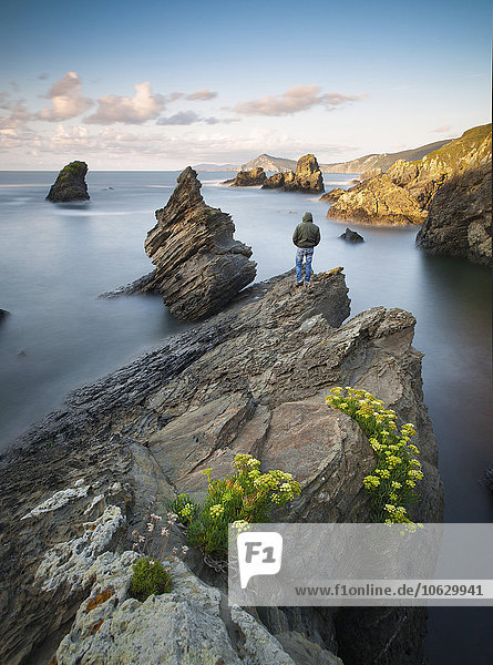 Spanien  Galizien  Ferrol  Seelandschaft mit einem Mann