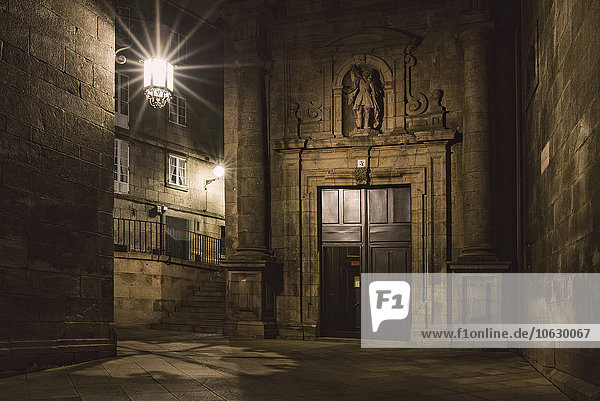 Spanien  Santiago de Compostela  Fassade des Klosters San Paio de Antares bei Nacht