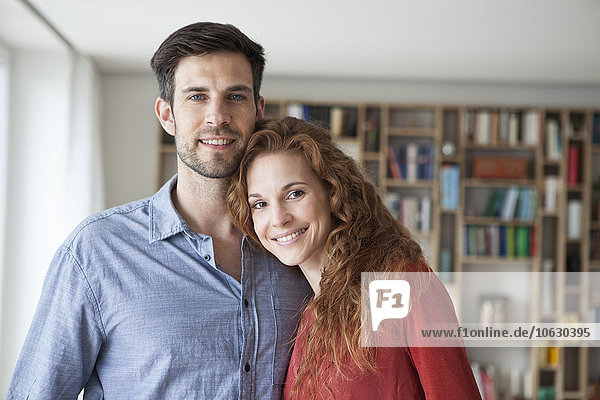 Porträt eines lächelnden Paares zu Hause