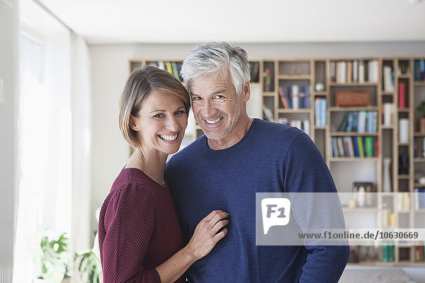 Porträt des glücklichen Paares zu Hause