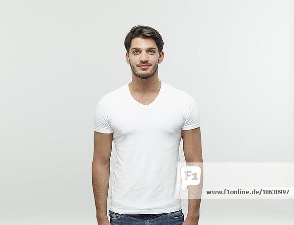 Porträt eines bärtigen jungen blonden Mannes im weißen T-Shirt