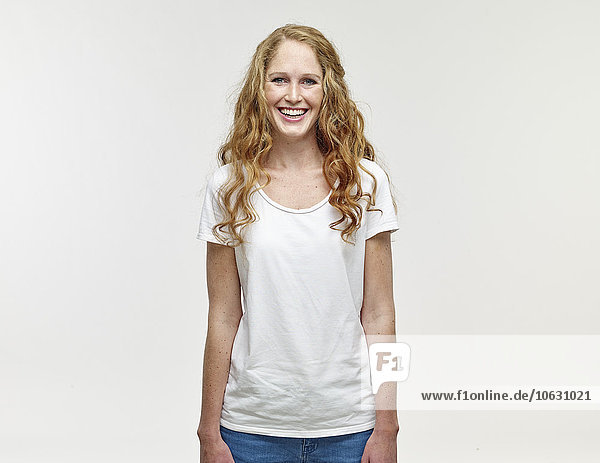 Porträt einer lächelnden jungen Frau mit langen blonden Haaren