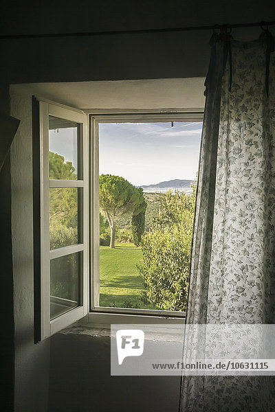 Italien  Toskana  Maremma  Blick aus dem Fenster zur ländlichen Landschaft