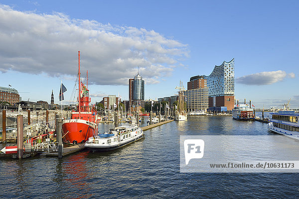 Deutschland  Hafen mit Elbphilharmonie und Hanseatic Trade Center im Hintergrund