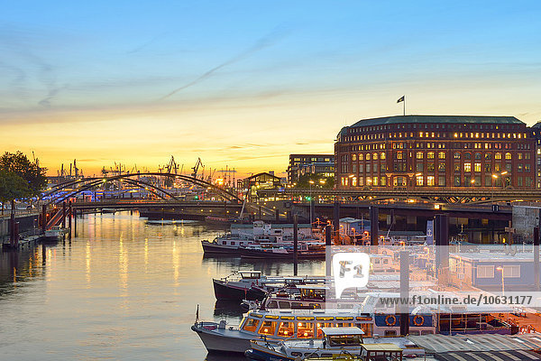 Deutschland  Hamburg  Hafen  Binnenhafen bei Sonnenuntergang