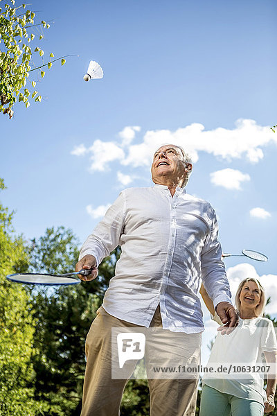 Glückliches älteres Paar beim Badmintonspiel im Freien
