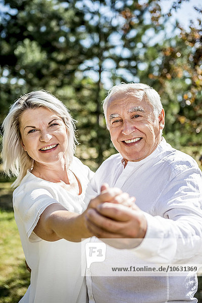 Fröhliches älteres Paar tanzt im Freien