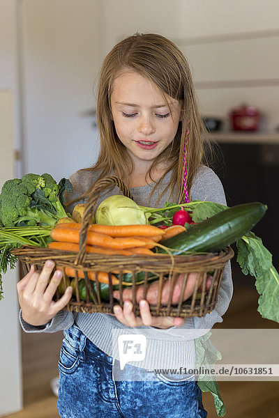 Porträt eines Mädchens mit einem Korb mit frischem Gemüse