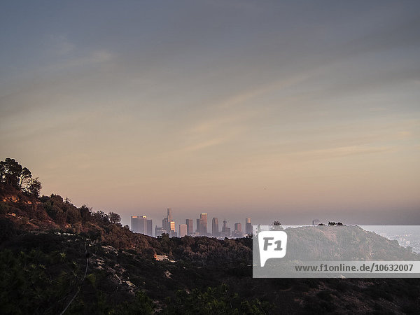 USA  Los Angeles  Blick auf die Skyline bei Sonnenuntergang