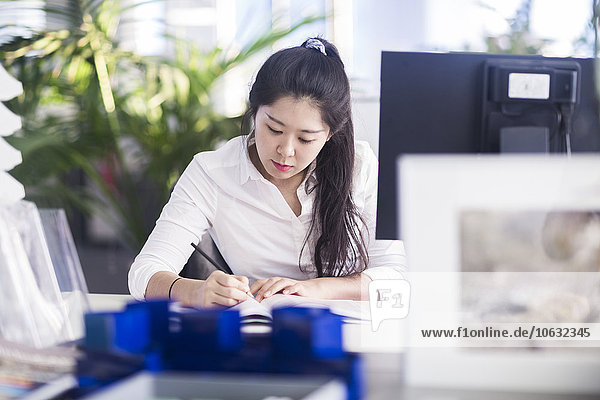 Chinesischer Büroangestellter im Firmenkundengeschäft