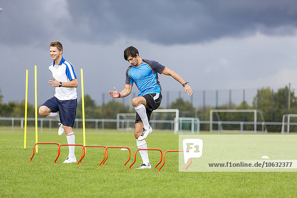 Zwei Fußballspieler trainieren auf dem Sportplatz