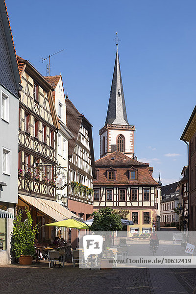 Deutschland  Bayern  Lohr am Main  Gasse und St. Michaelskirche