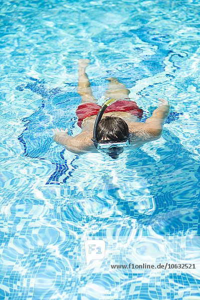 Mann mit Schutzbrille beim Tauchen im Pool