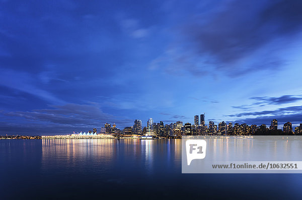 Kanada  Vancouver  Blick auf die Skyline in der Abenddämmerung vom Stanley Park aus gesehen