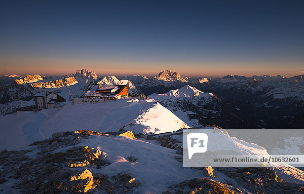 taly  Dolomiten  Lagazuoi  Almhütte bei Sonnenuntergang