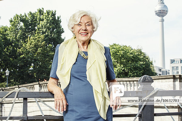 Deutschland Berlin Porträt der lächelnden Seniorin