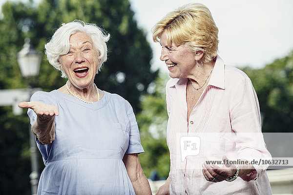 Deutschland  Berlin  Porträt zweier älterer Frauen  die Spaß haben