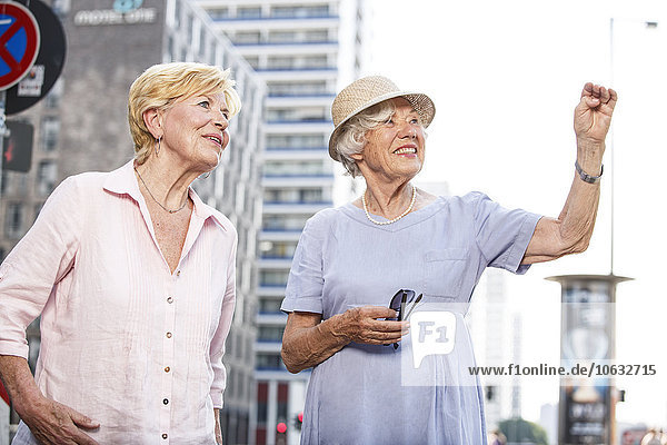 Deutschland  Berlin  Porträt zweier älterer Frauen  die sich etwas ansehen